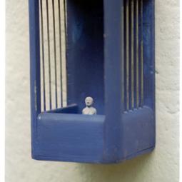 offener vollzug – geschnitzte lindenholzfigur in fundstück, 2002