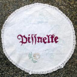Pissnelke, stickerei, 2019